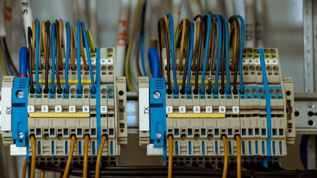 Elektricien Den Haag controleert meterkast voor kortsluiting diagnose