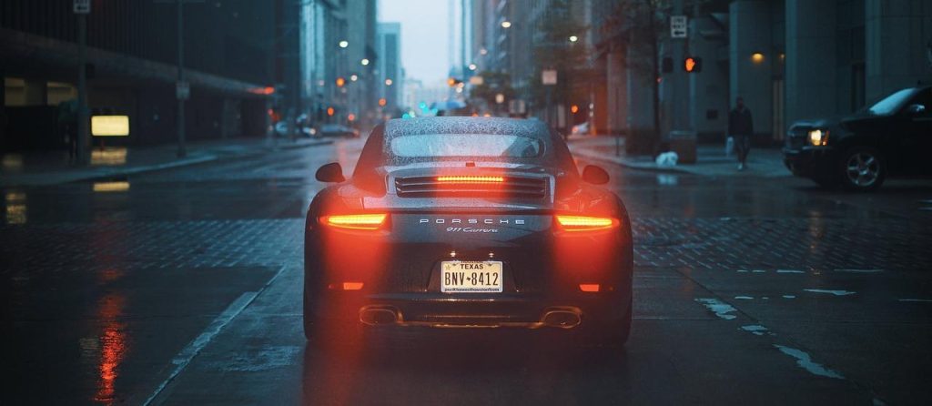 Professionele auto detailing service waarbij een voertuig onder handen wordt genomen voor grondige reiniging en bescherming b