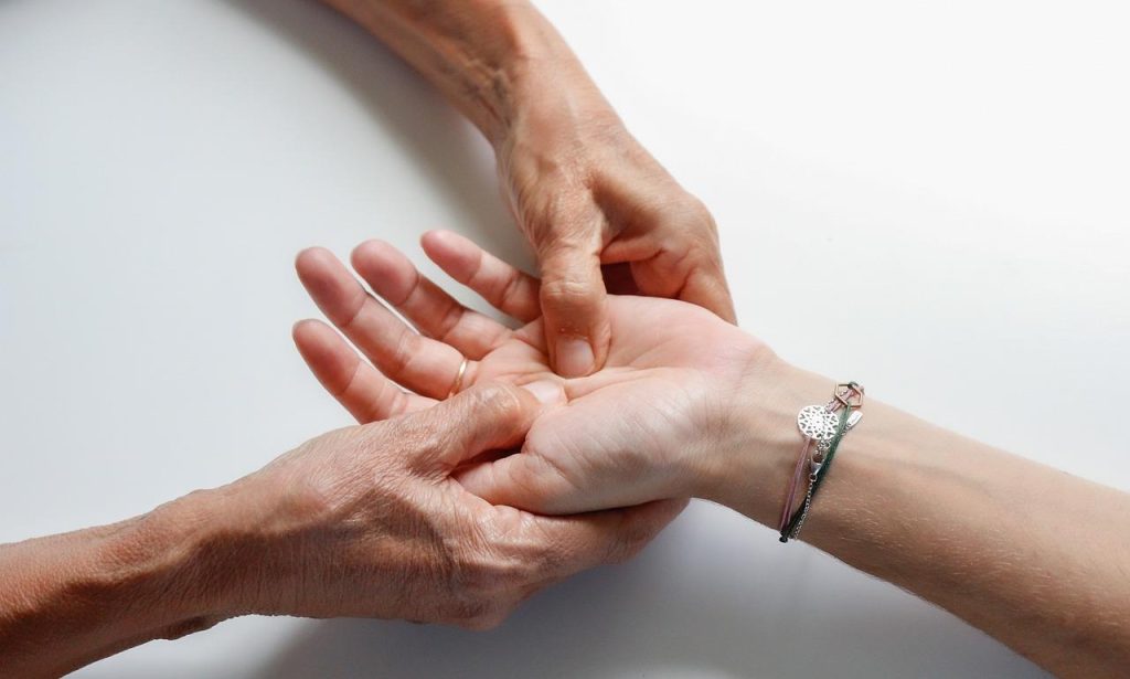Interieur van een luxe massagesalon in Dordrecht met ontspannende sfeer en therapeutische massagebed voor volledige relaxatie