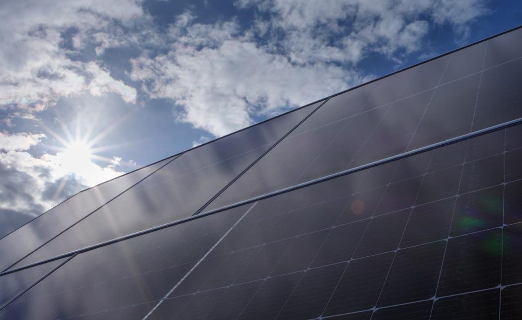 Groene energie in Den Bosch met zonnepanelen op dak voor duurzame energieopwekking en kostenbesparing