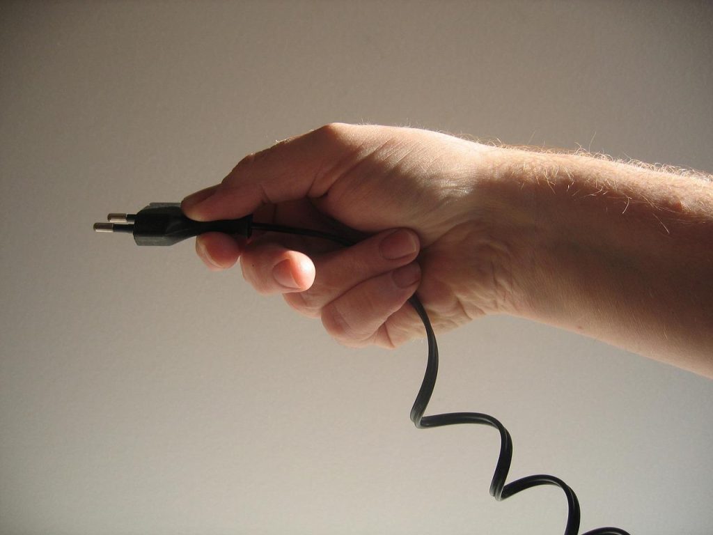 Afbeelding illustreert de vijf geboden voor correct en veilig gebruik van een perilex stekker voor krachtige elektrische appa