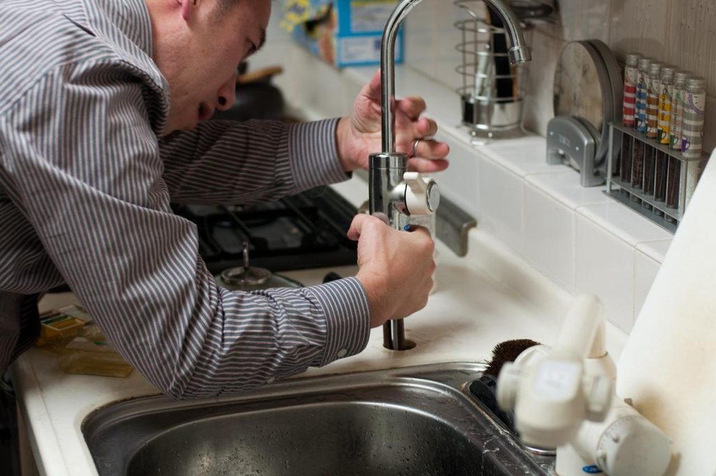 Professionele loodgieter in Soest voert reparatie aan leidingen uit met vakmanschap en ervaring