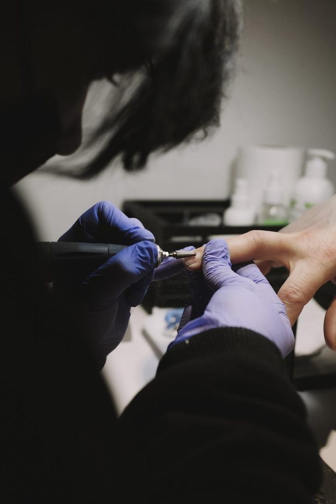 Professionele nagelstyliste in Wijchen verzorgt en stylet nagels met precision en aandacht