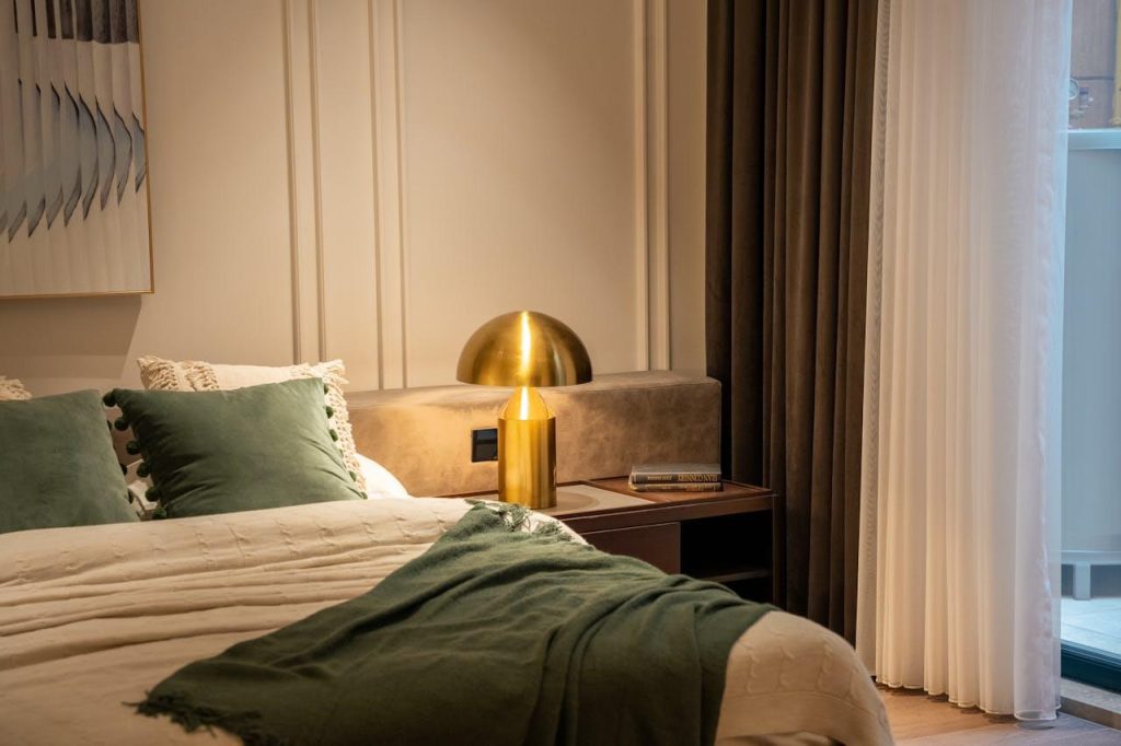 Comfortabele slaapomgeving met perfecte dekbedovertrek in natuurlijke kleuren op een bed