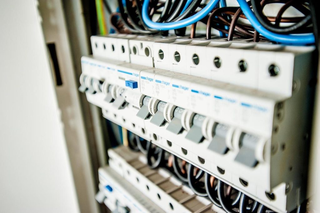 Aardlekschakelaars en kabels als essentiële beveiligingscomponenten in elektrische installaties voor huishoudens