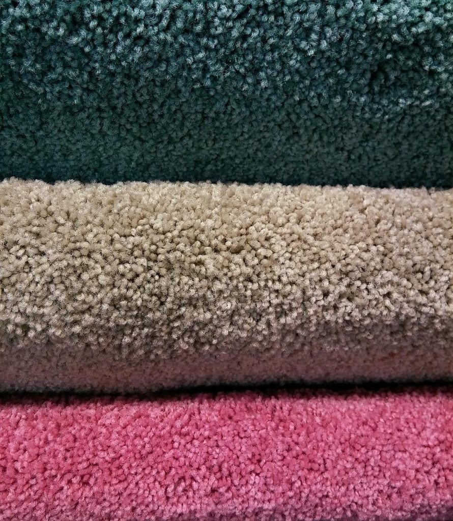 Mooi ingericht woonkamer met gelaagde vloerkleden in verschillende kleuren en patronen voor maximale interieurbeleving
