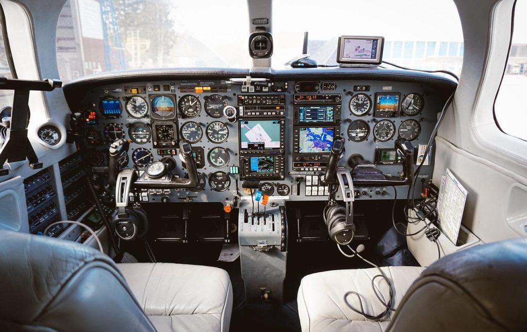 Interieur van een luxe privéjet met businessclass vliegen, ergonomische zetels en premium uitstekking