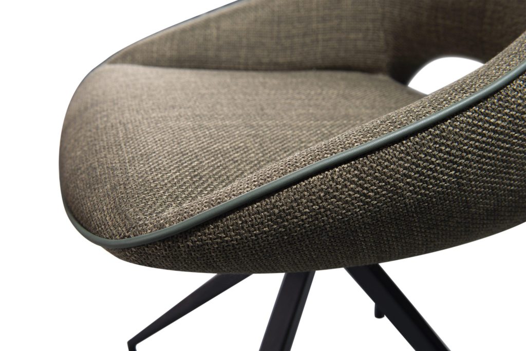 Groene draaibare eetkamerstoel die de veelzijdigheid en modern design van O-form.nl collectie toont