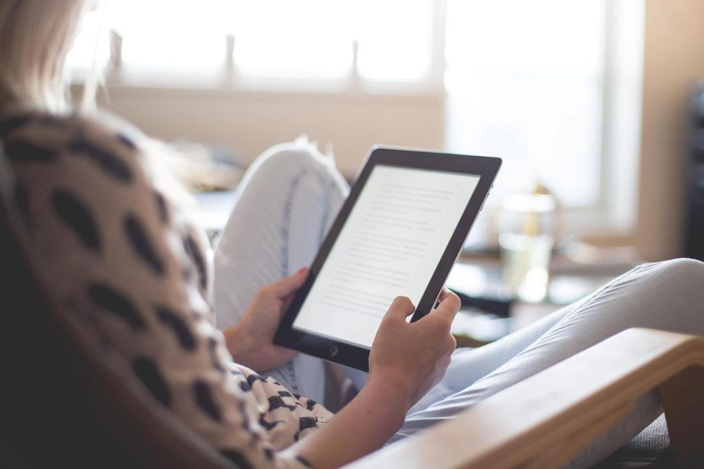 Illustratie van eReaders en digitale leeservaring met e-ink schermtechnologie