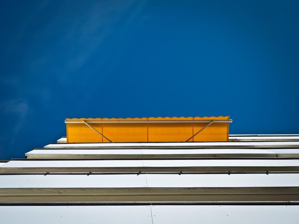 Stijlvolle buitenzonwering op een terras met tuinmeubels voor optimaal buitenleven